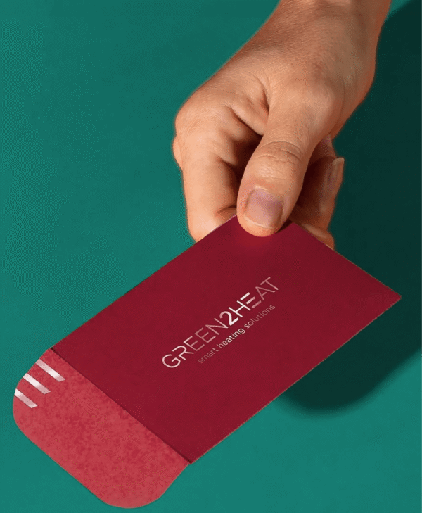 eingebrandt. Referenz GREEN2HEAT Logo und Corporate Design Green2Heat – Branding für die Zukunft des Heizens Green2Heat steht für eine neue Generation elektrischer Flächenheizungen: effizient, flexibel einsetzbar und intelligent steuerbar. Für die innovative Heizlösung entwickelten wir einen eigenständigen Markenauftritt, der Technologie verständlich vermittelt und die Positionierung über Produkt und Kommunikation hinweg konsequent sichtbar macht. Ausgehend vom neu entwickelten Logo entstand ein umfassendes Corporate Design mit Farb- und Typografiewelt, Bildsprache und grafischen Gestaltungselementen. Ziel war ein Auftritt, der die technologische Kompetenz von Green2Heat mit einer modernen, zugänglichen Markenwelt verbindet. Das Gestaltungssystem wurde konsequent auf sämtliche Touchpoints übertragen – von Visitenkarten, Broschüren und Factsheets bis zu mehrsprachigen technischen Manuals. Auch das Heizvlies selbst wurde Teil der Markenwelt und erhielt eine Gestaltung, die Produkt und Kommunikation visuell zusammenführt.