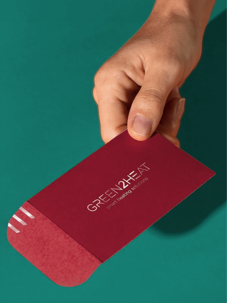 Green2Heat – Branding für die Zukunft des Heizens Green2Heat steht für eine neue Generation elektrischer Flächenheizungen: effizient, flexibel einsetzbar und intelligent steuerbar. Für die innovative Heizlösung entwickelten wir einen eigenständigen Markenauftritt, der Technologie verständlich vermittelt und die Positionierung über Produkt und Kommunikation hinweg konsequent sichtbar macht. Ausgehend vom neu entwickelten Logo entstand ein umfassendes Corporate Design mit Farb- und Typografiewelt, Bildsprache und grafischen Gestaltungselementen. Ziel war ein Auftritt, der die technologische Kompetenz von Green2Heat mit einer modernen, zugänglichen Markenwelt verbindet. Das Gestaltungssystem wurde konsequent auf sämtliche Touchpoints übertragen – von Visitenkarten, Broschüren und Factsheets bis zu mehrsprachigen technischen Manuals. Auch das Heizvlies selbst wurde Teil der Markenwelt und erhielt eine Gestaltung, die Produkt und Kommunikation visuell zusammenführt.