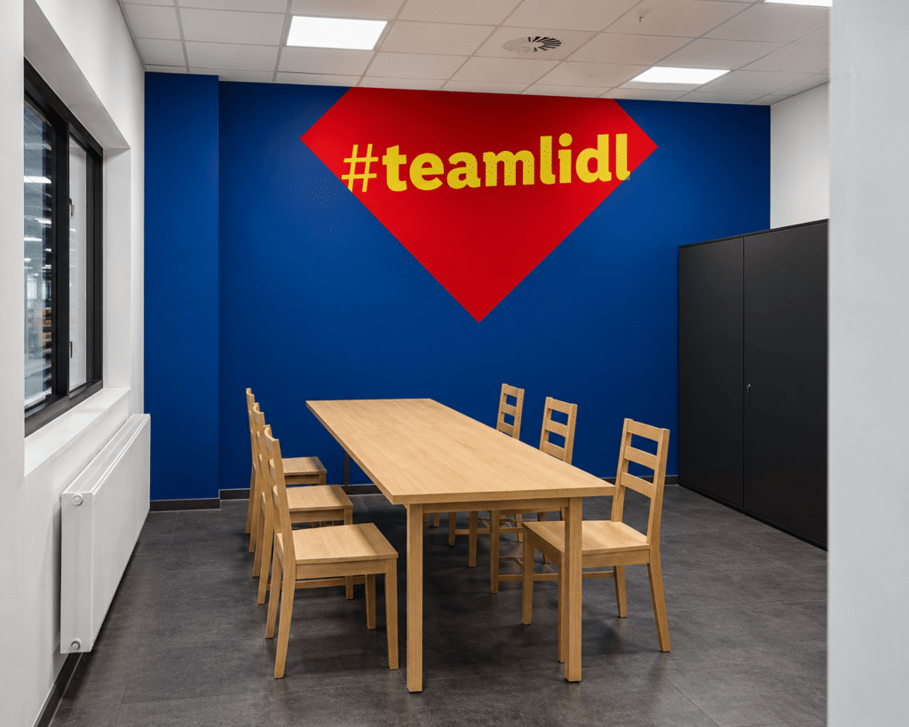 Lidl Schweiz Logistikzentrum in Derendingen Solothurn – Interior Branding Konzept mit Signaletik und Baubegleitung